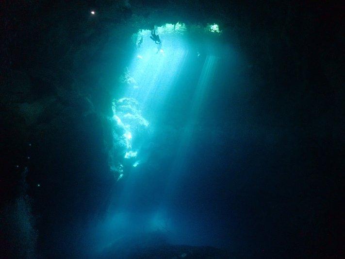 Cozumel - April 2022 (a big thanks to our friend Hans Vermes for sharing his pictures) Ray of light from the top of the pit