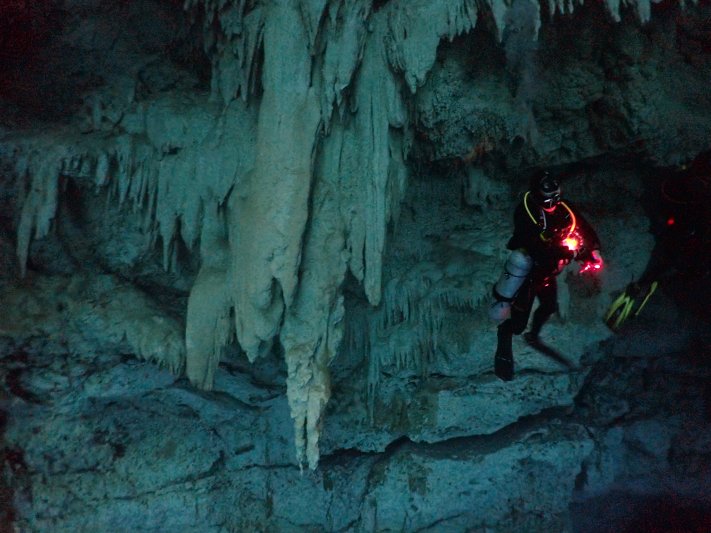 Cozumel - April 2022 (a big thanks to our friend Hans Vermes for sharing his pictures) diver and stalactite in the pit