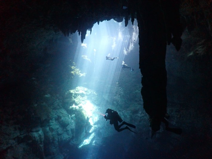 Cozumel - April 2022 (a big thanks to our friend Hans Vermes for sharing his pictures) diver and stalactite in the pit